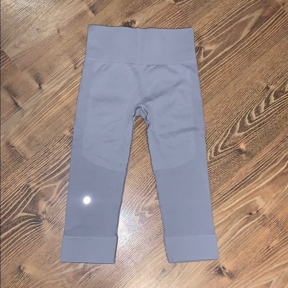 Lululemon grey yoga capris - Picture 2 of 2